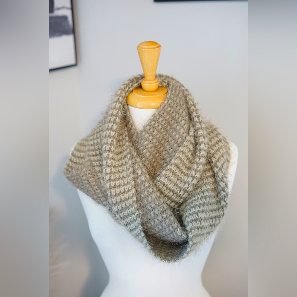 Simply Noelle scarf NWOT